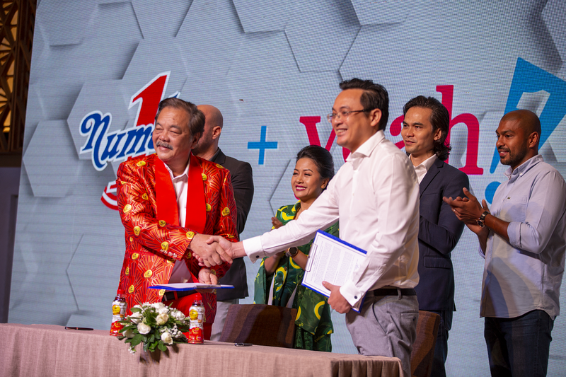 Cái bắt tay lịch sử giữa Yeah1 và Number1. Cái bắt tay lịch sử giữa Yeah1 và Number1.