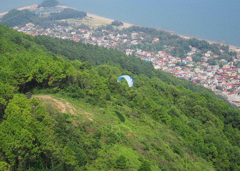 Biển Hải Tiến, núi Linh Trường – Thanh Hóa (Ảnh: CLB Hàng Không Phía Bắc – Dù Lượn) Biển Hải Tiến, núi Linh Trường – Thanh Hóa (Ảnh: CLB Hàng Không Phía Bắc – Dù Lượn)