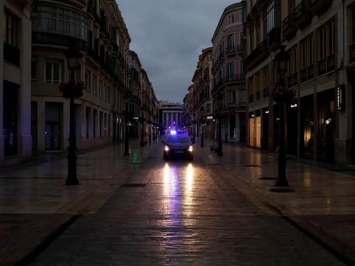 Xe của Cảnh sát Quốc gia Tây Ban Nha tuần tra trênđường Lario tạiMalaga, Tây Ban Nha, ngày 15/3. Ảnh: Reuters Xe của Cảnh sát Quốc gia Tây Ban Nha tuần tra trênđường Lario tạiMalaga, Tây Ban Nha, ngày 15/3. Ảnh: Reuters