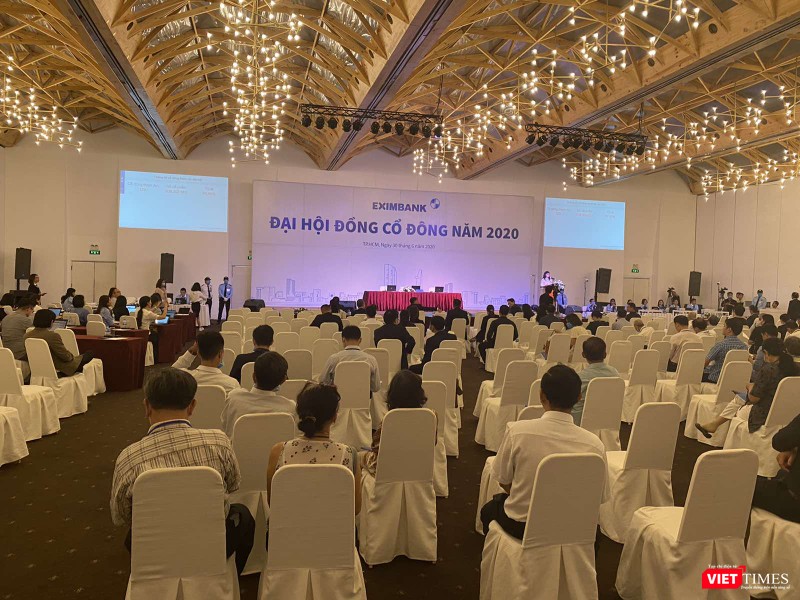 Ban tổ chức chẳng buồn thay đổi "backdrop" cho phiên chiều.