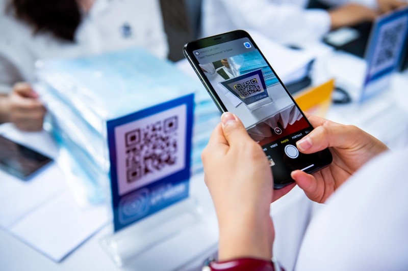 Các cổ đông thực hiện thủ tục check in bằng QR Code đúng kiểu của một công ty công nghệ.