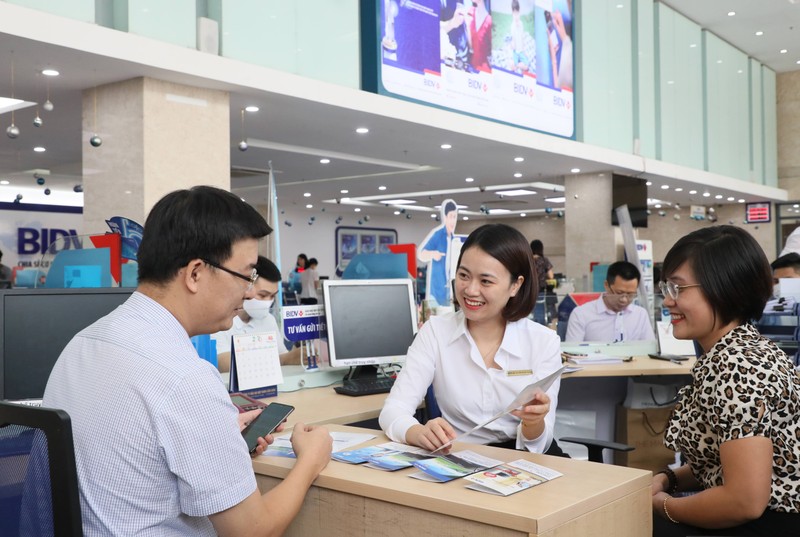Nhân viên BIDV trao đổi vơi khách hàng. Ảnh: BIDV Nhân viên BIDV trao đổi vơi khách hàng. Ảnh: BIDV