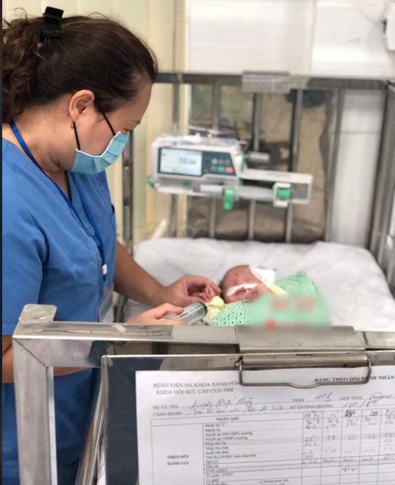 Bác sĩ chăm sóc cho bé trai 4 tháng tuổi bị mẹ bỏ rơi ở cổng chùa (Ảnh: BVCC)