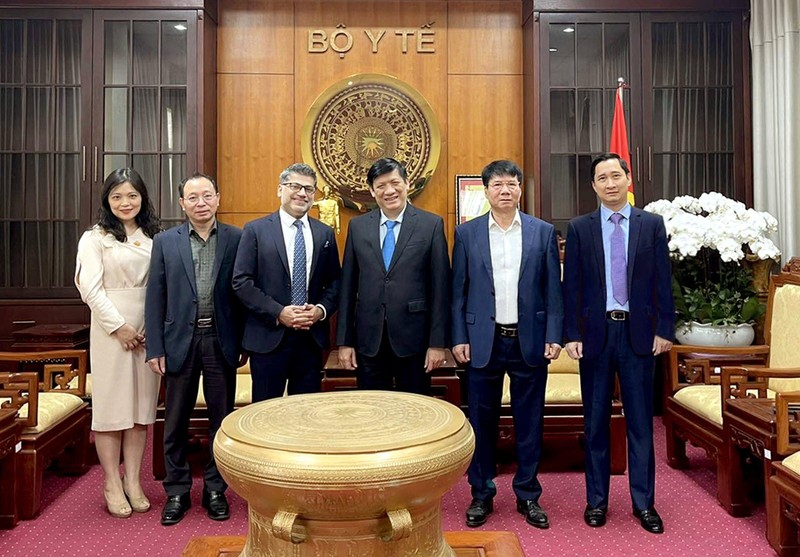 Bộ trưởng Bộ Y tế Nguyễn Thanh Long, Thứ trưởng Trương Quốc Cường, ông Nitin Kapoor - Tổng Giám đốc AstraZeneca Việt Nam và ông Ngô Chí Dũng - Chủ tịch HĐQT kiêm Tổng giám đốc Công ty cổ phần VNVC trong buổi làm việc về vaccine COVID-19