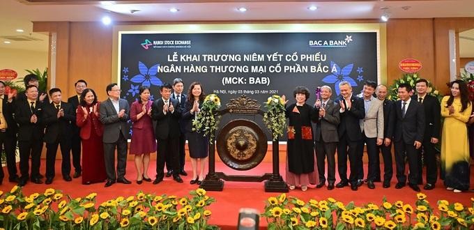 Nghi thức đánh cồng khai trương phiên giao dịch đầu tiên của Ngân hàng Bắc Á trên sàn HNX. Ảnh: Ngân hàng Bắc Á.