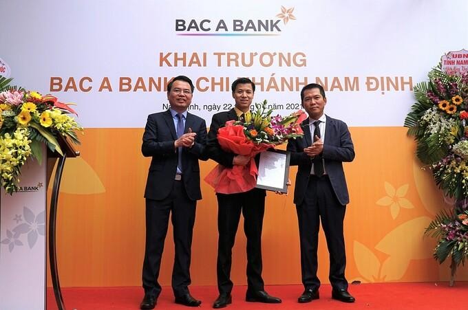 Ông Bùi Xuân Hùng - Giám đốc Ngân hàng Bắc Á chi nhánh Nam Định đón nhận quyết định thành lập từ lãnh đạo nhà băng. Ảnh: Ngân hàng Bắc Á.