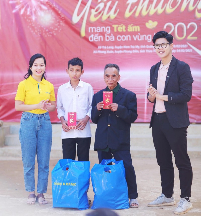 Ông Hồ Văn Đề là một trong những người sáng lập ra làng quê trù phú còn gọi là nóc ông Đề ở thôn 1, xã Trà Leng nhưng chỉ trong 3 phút sạt lở, ông đã mất đi 8 người thân trong gia đình; Trong khi đó, bốn anh em Hồ Văn Trí, Hồ Văn Trung, Hồ Thị Điệp và Hồ Văn Đệ đều nằm trong độ tuổi đến trường, người anh cả Hồ Văn Trí trải qua năm cuối đại học nhưng trận sạt lở đã khiến các em trở thành mồ côi cả cha lẫn mẹ. Tại đây, Nam A Bank trao tặng quà và lì xì cho 2 hộ gia đình này, mỗi hộ 20 triệu đồng góp phần giúp các gia đình vượt qua những khó khăn phía trước.