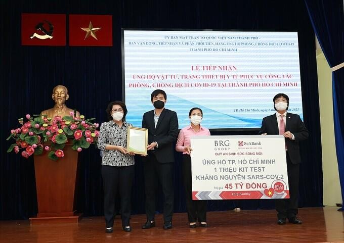 Đại diện chính quyền TP HCM (thứ nhất và thứ 3 từ trái qua phải) tiếp nhận ủng hộ từ tập đoàn BRG và SeABank.