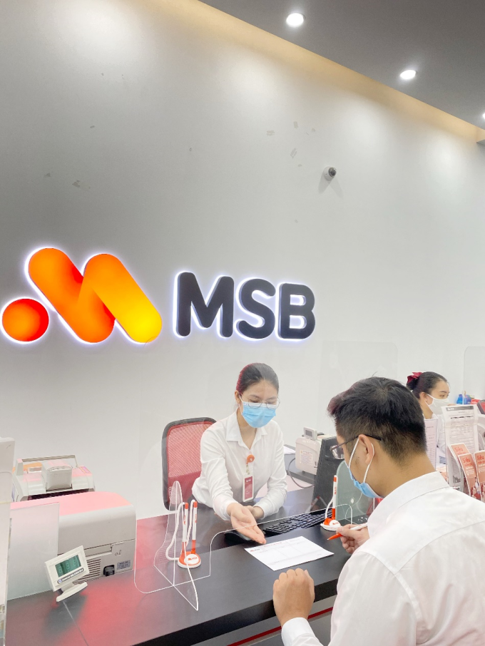 Nhân viên MSB hướng dẫn khách hàng tới giao dịch. Ảnh: MSB