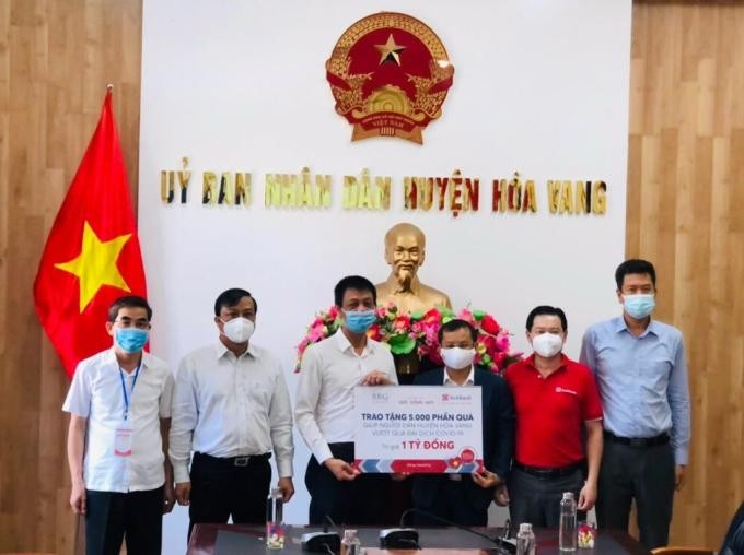 Lương thực và nhu yếu phẩm thiết yếu trị giá 1 tỷ đồng được trao cho người dân huyện Hòa Vang, Đà Nẵng. Lương thực và nhu yếu phẩm thiết yếu trị giá 1 tỷ đồng được trao cho người dân huyện Hòa Vang, Đà Nẵng.