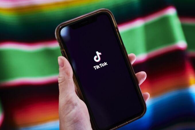 Ứng dụng video ngắn TikTok trên smartphone một người dùng tại Mỹ. Ảnh: Bloomberg