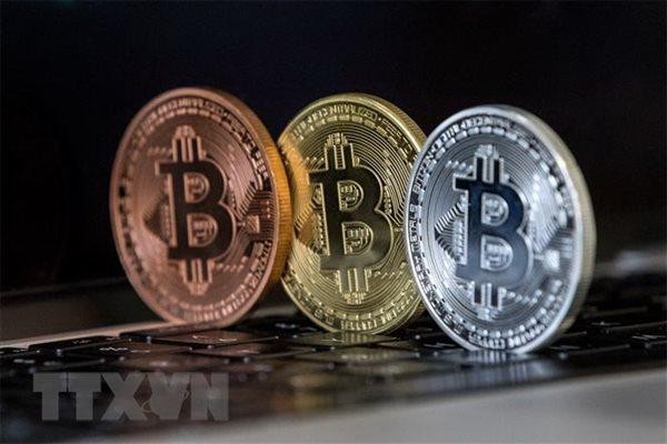 Khi nói tới bitcoin, nhà đầu tư sẽ không thể quên được giai đoạn mà ai cũng đổ xô đi mua một đồng tiền điện tử với quá khứ hình thành mờ ảo như định nghĩa của nó vậy. Ảnh minh họa: TTXVN