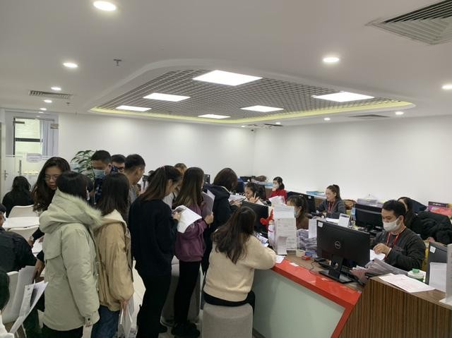 Nhà đầu tư "xếp hàng" mở tài khoản chứng khoán