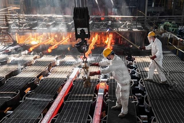 Công nhân một nhà máy thép ở Trung Quốc. Ảnh: Getty Images.