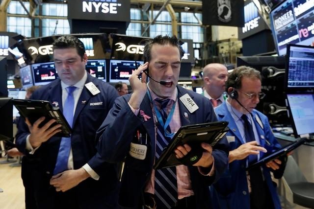 Nhân viên môi giới tại sàn giao dịch chứng khoán New York (NYSE). Ảnh: Reuters. Nhân viên môi giới tại sàn giao dịch chứng khoán New York (NYSE). Ảnh: Reuters.