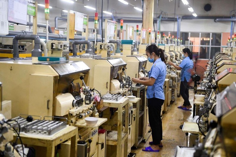 Nhiều doanh nghiệp lo ngại lây nhiễm chéo khi thực hiện mô hình "3 tại chỗ" bởi số lượng công nhân rất đông. Ảnh: Hoàng Hà.