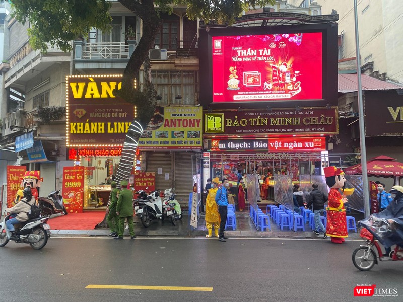 Khác với năm trước, cửa hàng vàng thuộc hệ thống Bảo Tín Minh Châu trên phố Trần Nhân Tông không còn cảnh chen chúc xếp hàng