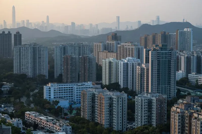 Doanh số bán nhà sụt giảm với tốc độ 2 chữ số mỗi tháng kể từ tháng 8/2021. Ảnh: Reuters.