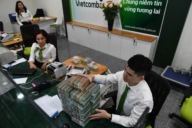 Vietcombank và nhóm ngân hàng quốc doanh vẫn niêm yết lãi suất huy động khách hàng cá nhân dưới 6%/năm. Ảnh: Nam Khánh. Vietcombank và nhóm ngân hàng quốc doanh vẫn niêm yết lãi suất huy động khách hàng cá nhân dưới 6%/năm. Ảnh: Nam Khánh.