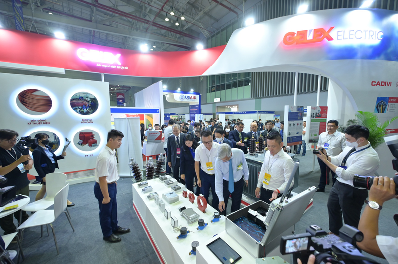 Ông Võ Văn Hoan - Phó Chủ tịch UBND TP.HCM, Ông Kang Myeong Il - Tổng lãnh sự Hàn Quốc tại TP.HCM cùng đại diện Hiệp hội các nhà sản xuất điện Hàn quốc và các quan khách ghé thăm gian hàng của Gelex Electric và các đơn vị thành viên
