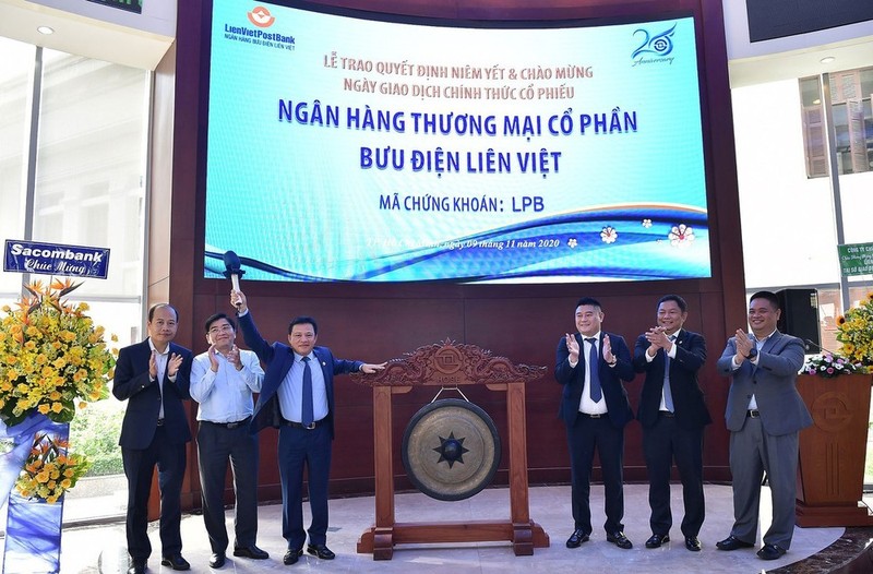 Người đánh cồng là ông Phạm Doãn Sơn – cựu Phó Chủ tịch thường trực kiêm CEO LienVietPostBank, còn vị trí trang trọng phía bên kia là ông Nguyễn Đức Thuỵ.