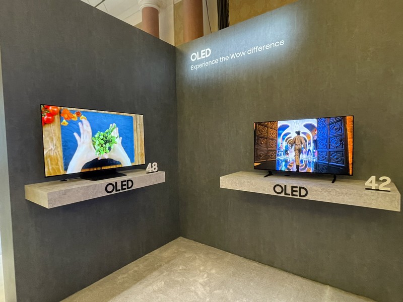 Màn hình OLED 42 inch và 48 inch
