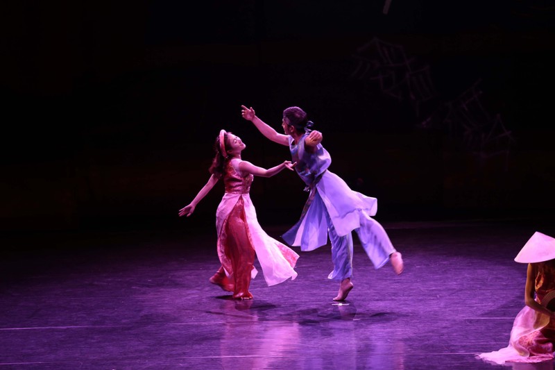 Múa Kiều được đưa lên lộng lẫy trên sân khấu