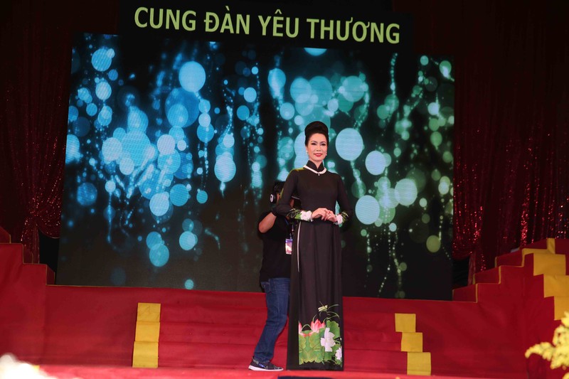 Á hậu Trịnh KIm Chi trình diễn với bộ trang sức ngọc trai được bán đấu giá quyên tiền tặng trẻ em nghèo