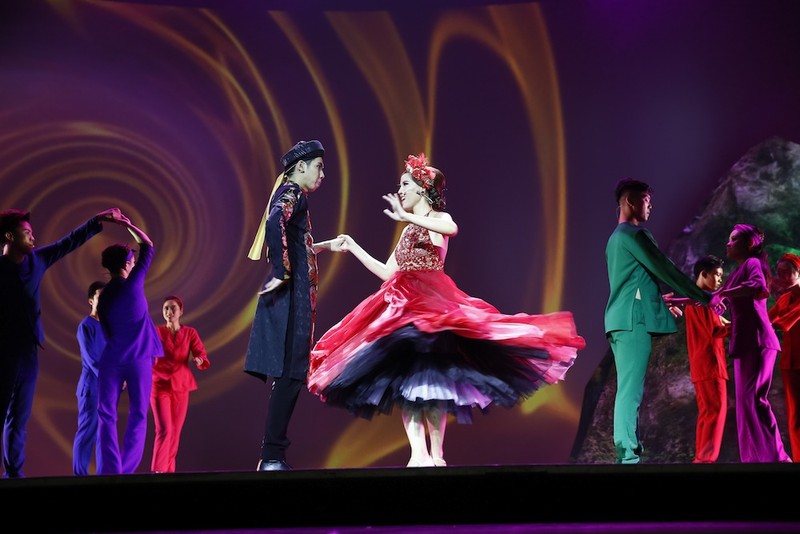 Cảnh trong vở nhạc kịch "Chuyện tình nàng Giáng Hương"