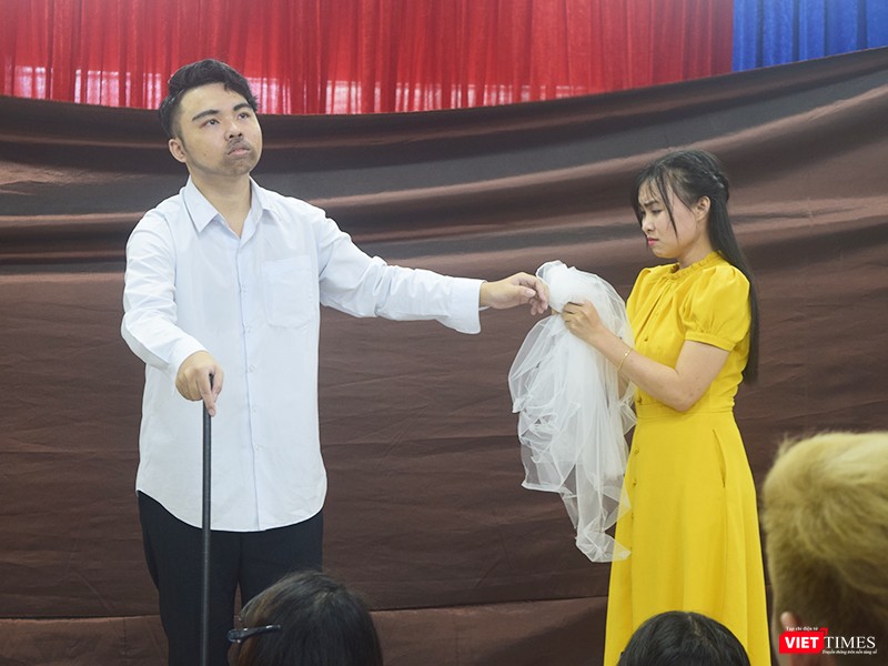 Giây phút xúc động Jane Eyre và Edward Rochester bất ngờ trùng phùng