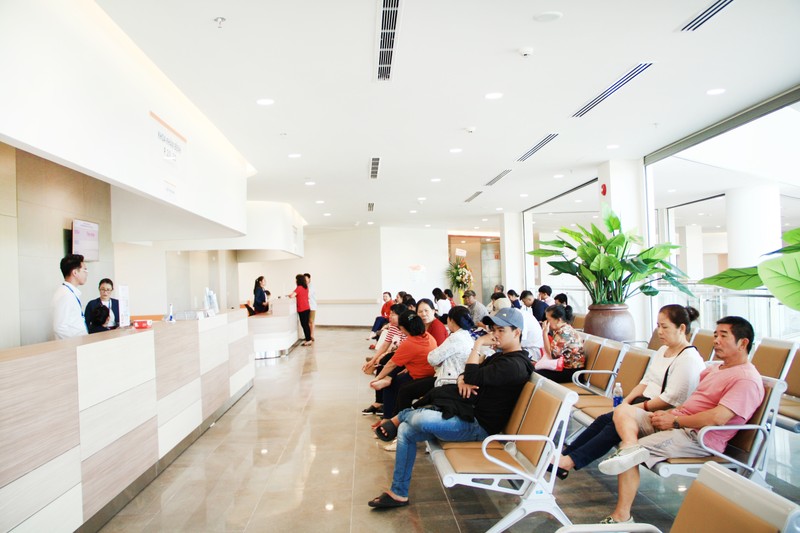 Khoa khám bệnh đón những bệnh nhân đầu tiên