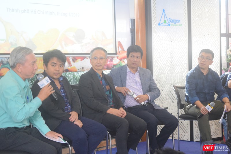 Ông Ngô Trung Kiên, Giám đốc công ty Cổ phần Công trình đô thị Bến Tre (Áo xanh) đang phát biểu những băn khoăn lo ngại Ông Ngô Trung Kiên, Giám đốc công ty Cổ phần Công trình đô thị Bến Tre (Áo xanh) đang phát biểu những băn khoăn lo ngại