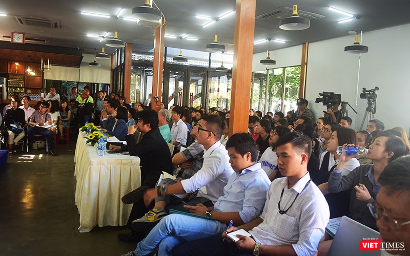 Buổi hội thảo rất "nóng", thu hút rất đông chuyên gia tham dự, đặc biệt là các bạn trẻ đến từ các đơn vị xử lý rác thải và môi trường Buổi hội thảo rất "nóng", thu hút rất đông chuyên gia tham dự, đặc biệt là các bạn trẻ đến từ các đơn vị xử lý rác thải và môi trường