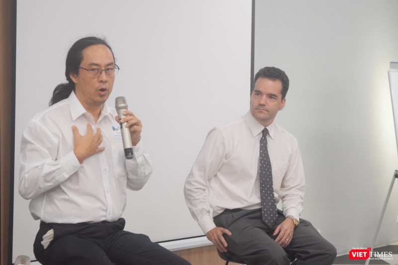 Ông Huỳnh Chuyên - sáng lập và là giám đốc điều hành công ty phần mềm Jazz ITup và ông Colin Blackwell - sáng lập và là người sở hữu công ty Enablecode