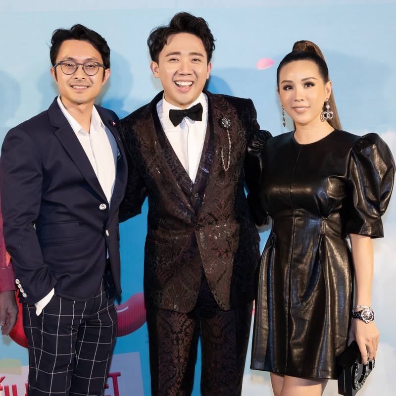 Trấn Thành xen vào giữa cặp đôi để chụp hình lưu niệm Trấn Thành xen vào giữa cặp đôi để chụp hình lưu niệm