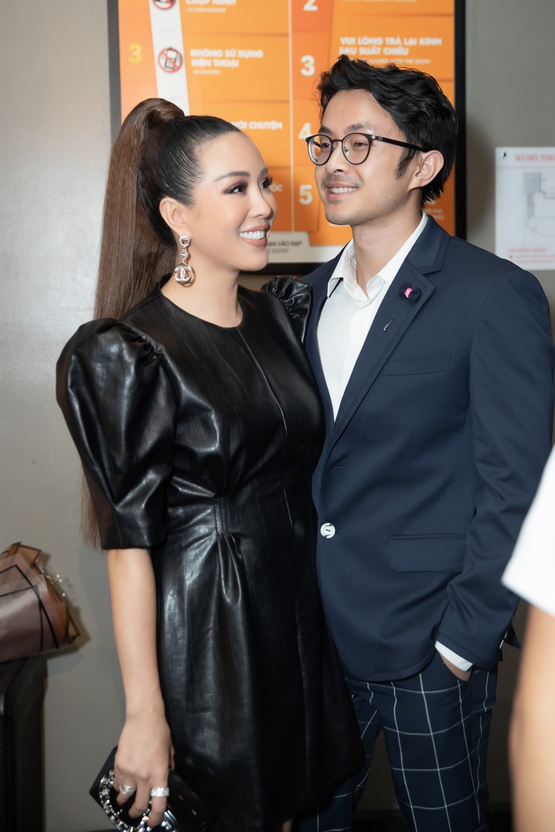 Dù đi hay đứng, họ vẫn không rời tay nhau Dù đi hay đứng, họ vẫn không rời tay nhau