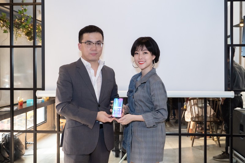 Ông Simon Xu, chủ tịch HONOR Vietnam và diễn viên Trần Hà Quỳnh Anh tại buổi lễ ra mắt Lite 10.