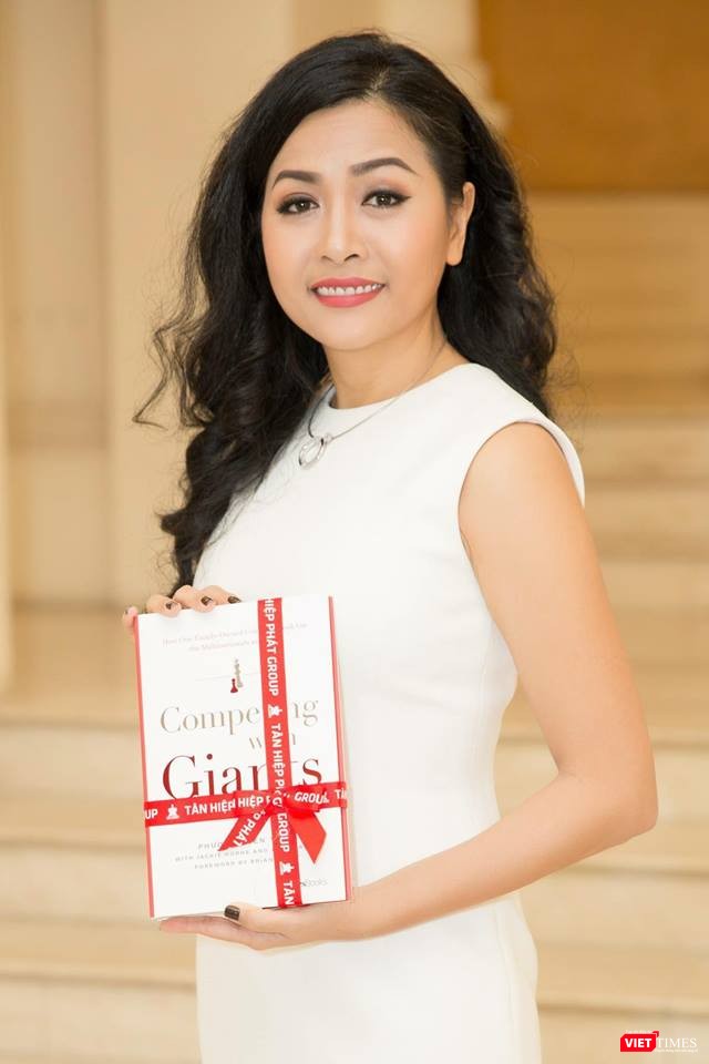 Trần Uyên Phương là tác giả cuốn sách “Competing With Giants” (Tạm dịch: “Vượt lên người khổng lồ”) – một trong 5 cuốn sách kinh doanh được đề cử cho Giải thưởng sách hay nhất của Mỹ năm 2018. Trần Uyên Phương là tác giả cuốn sách “Competing With Giants” (Tạm dịch: “Vượt lên người khổng lồ”) – một trong 5 cuốn sách kinh doanh được đề cử cho Giải thưởng sách hay nhất của Mỹ năm 2018.