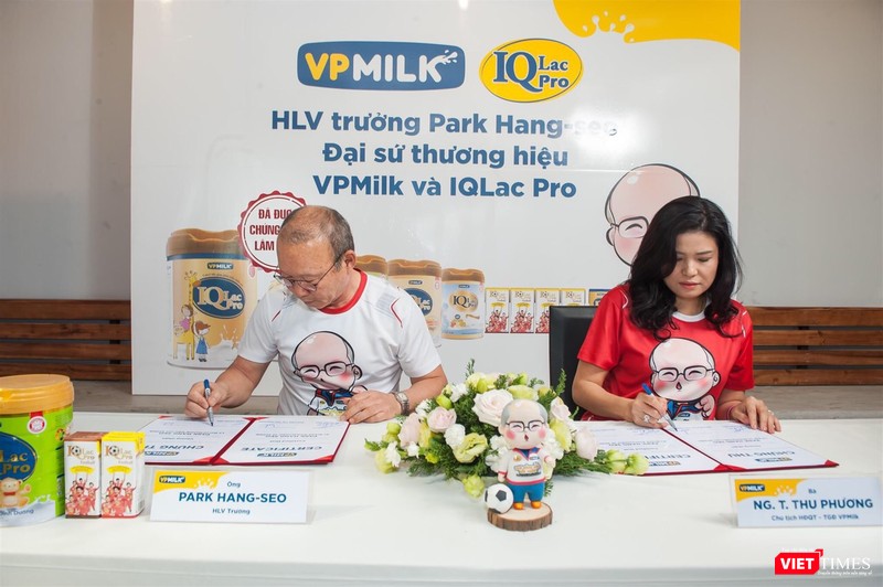 Bà Nguyễn Thị Thu Phương và thầy Park Hang Seo trong lễ ký kết tài trợ 