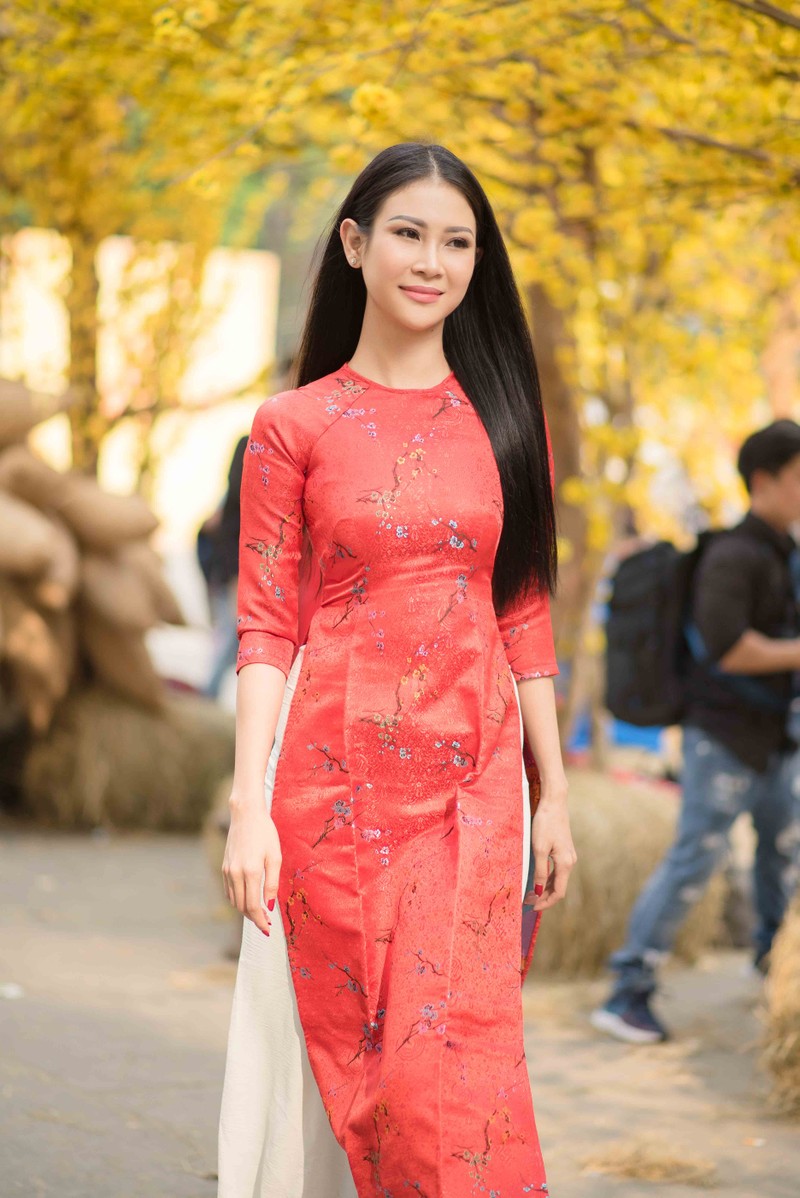 Người đẹp thoáng nở nụ cười trên môi tận hưởng tiết trời vào xuân trong lành