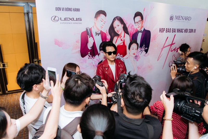 Hà Anh Tuấn - chàng hoàng tử điển trai gây chú ý khi "bắt cặp" với diva Hồng Nhung Hà Anh Tuấn - chàng hoàng tử điển trai gây chú ý khi "bắt cặp" với diva Hồng Nhung