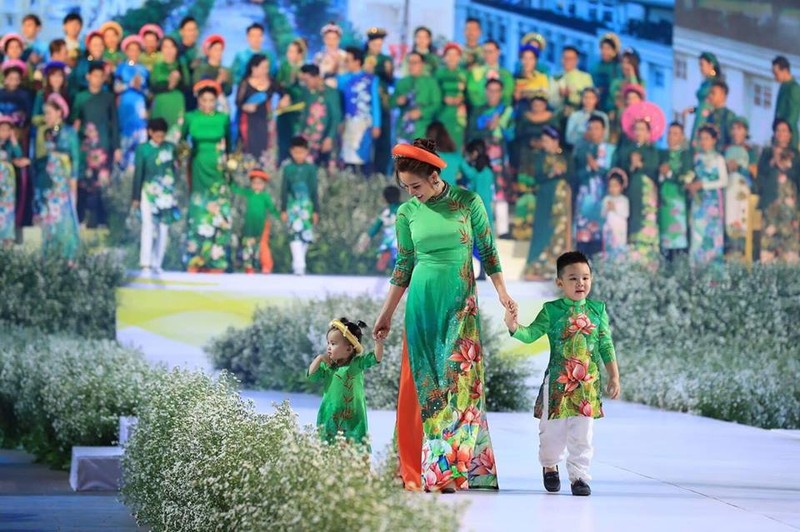 Ca sĩ Vy Oanh cùng hai con