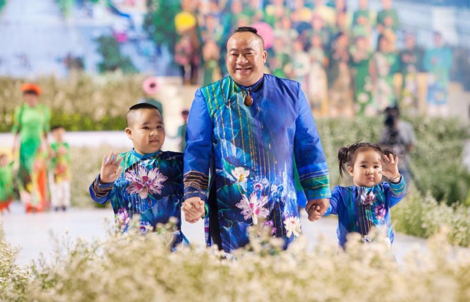 Diễn viên Hiếu Hiền cùng các con 