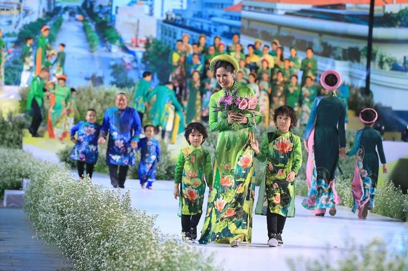 Nhiều nghệ sĩ sải bước cùng các con trên sàn catlwalk