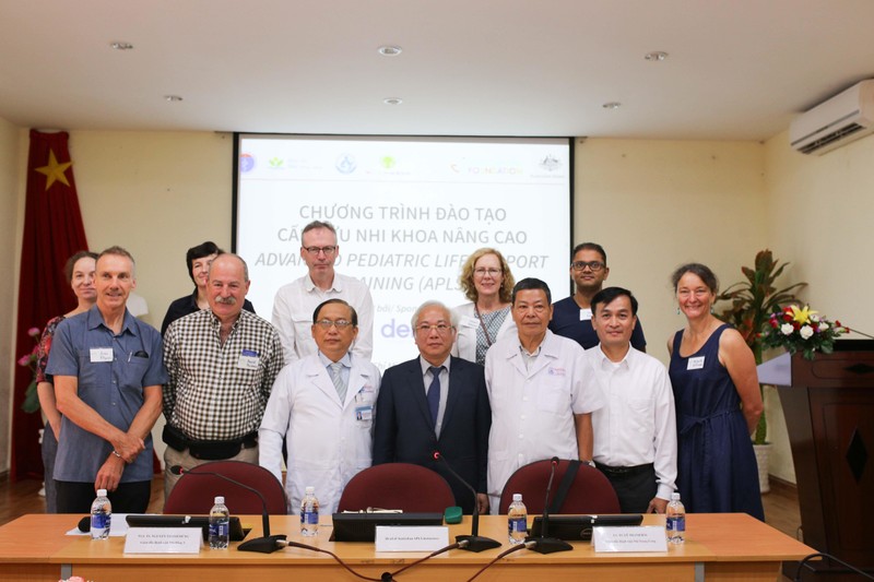 Các chuyên gia tại khóa đào tạo nâng cao năng lực cấp cứu Nhi khoa 
