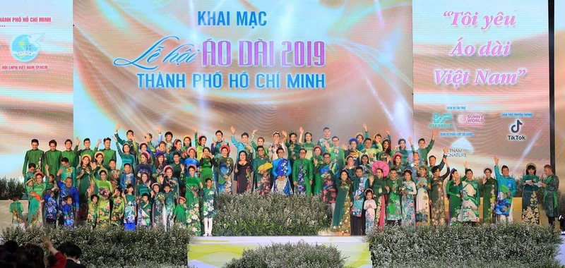 90 nghệ sĩ tham gia trình diễn áo dài Việt Hùng tại Lễ hội áo dài TP.HCM 2019