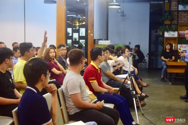 Rất nhiều cánh tay giơ lên đặt ra những câu hỏi thách thức trong công cuộc chuyển đổi số đối với doanh nghiệp Rất nhiều cánh tay giơ lên đặt ra những câu hỏi thách thức trong công cuộc chuyển đổi số đối với doanh nghiệp