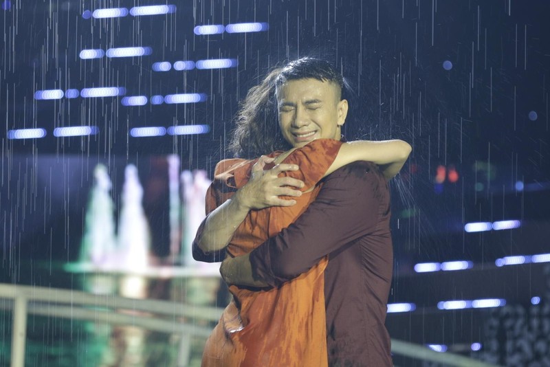 Dương Cường lấy nước mắt khán giả trong ca khúc "Xót xa" (sáng tác: Lam Phương) Dương Cường lấy nước mắt khán giả trong ca khúc "Xót xa" (sáng tác: Lam Phương)