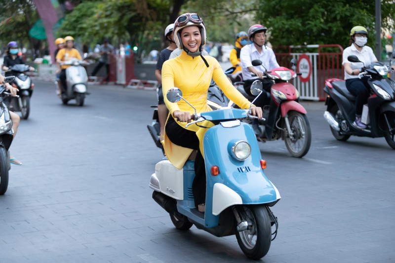 Tự do với xe máy trên phố