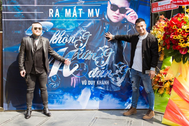 Ca sĩ Vũ Duy Khánh và nhân vật trong MV - diễn viên Trương Thế Vinh 